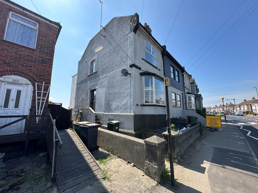 Lot: 103 - THREE-BEDROOM END-TERRACE PROPERTY - External of end of terrace house from Side